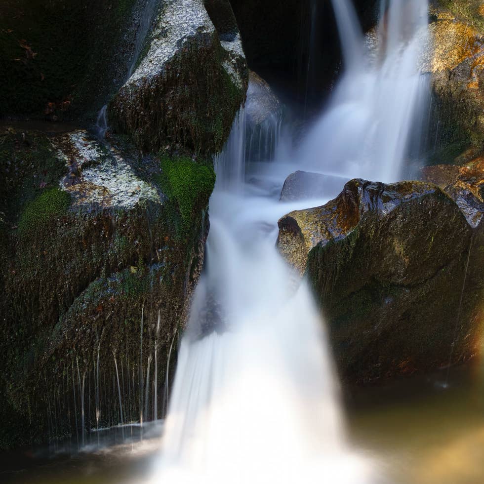 Ein Wasserfall symbolisiert Kraft und Energie.